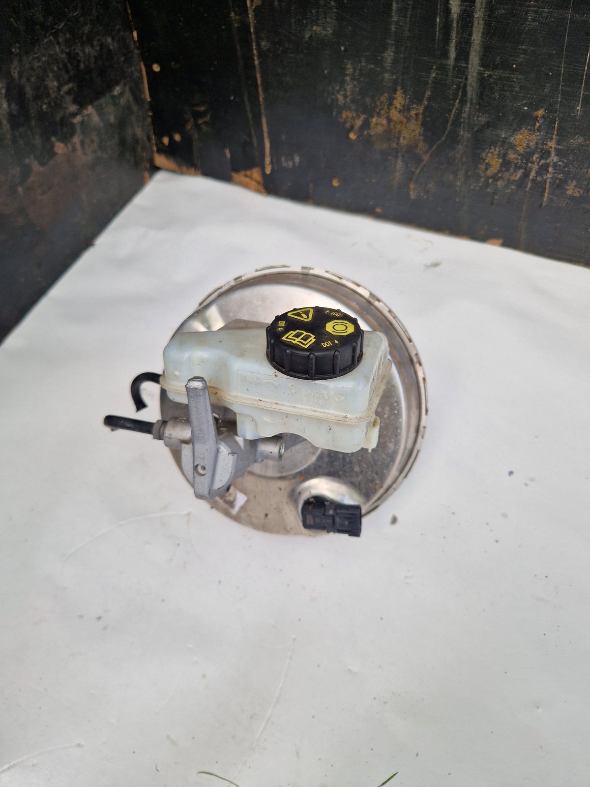Brake booster with master cylinder