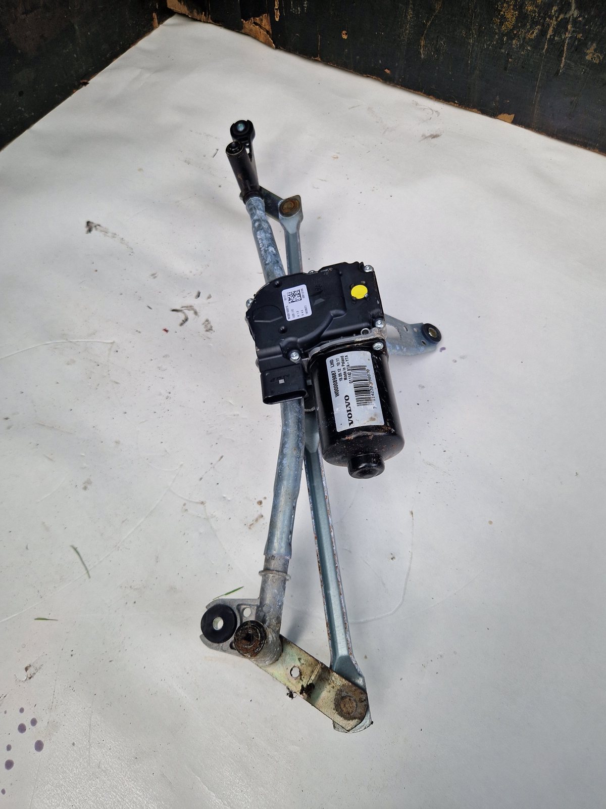 Front wiper linkage with motor
