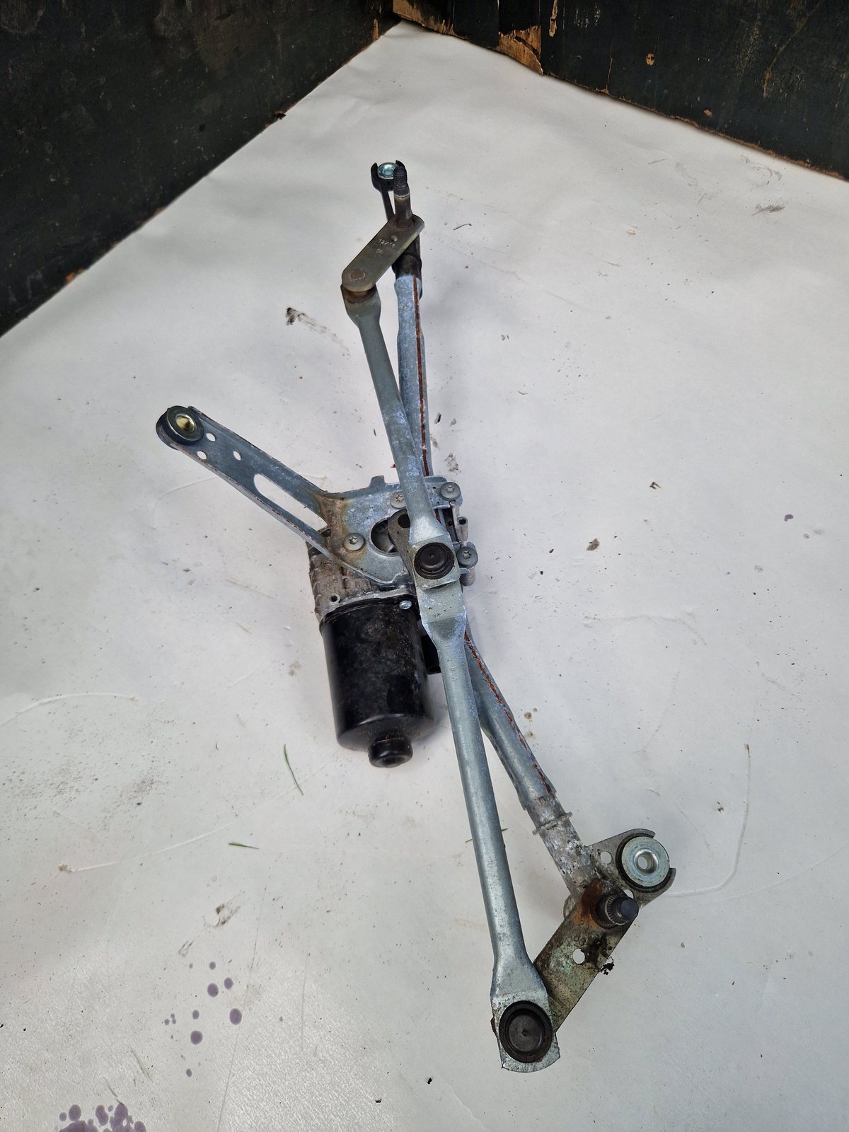 Scheibenwischergestänge vorne mit Motor 2